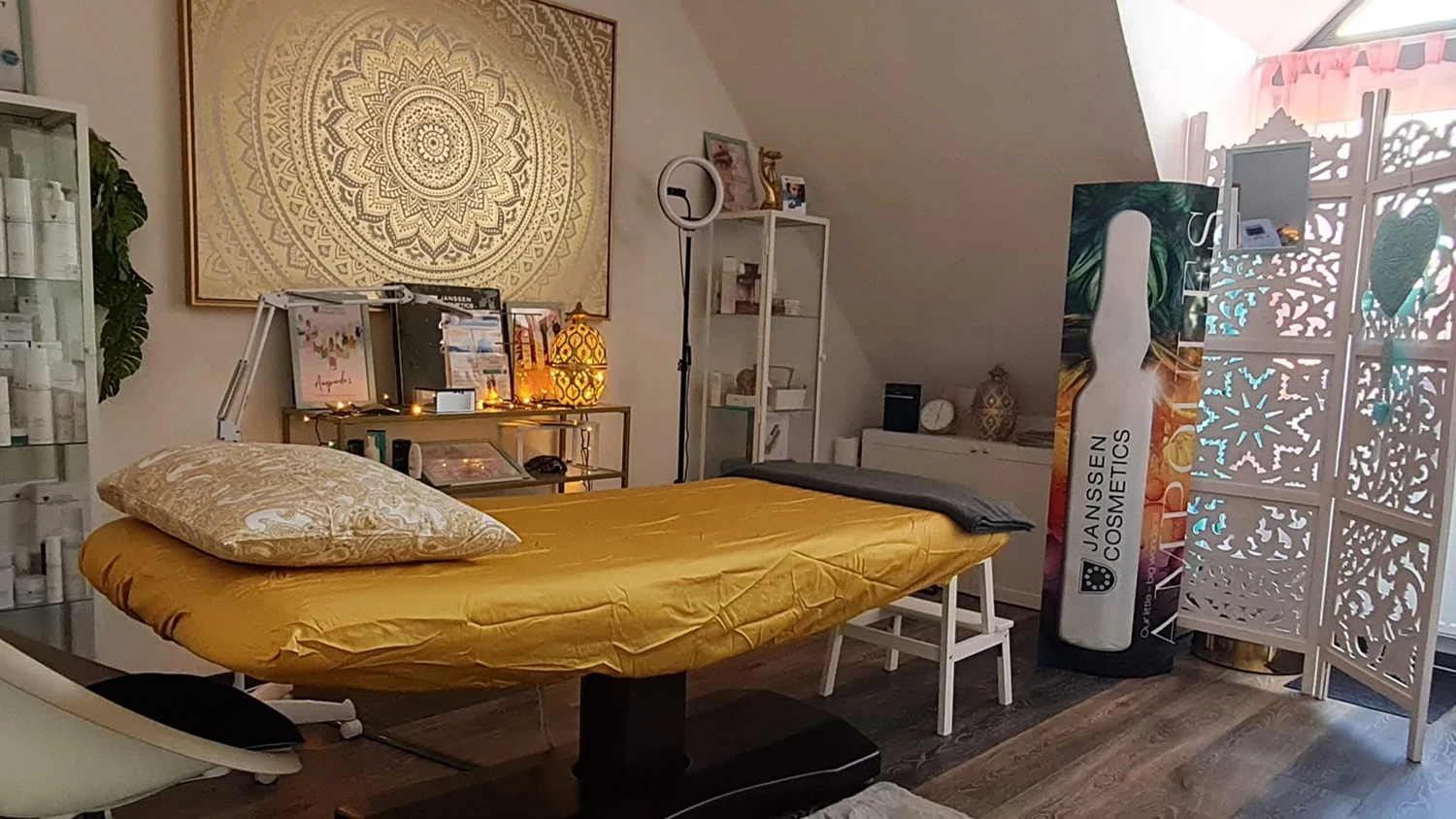 A Sophia Beauty valódi kezelőszobája arany színű kezelőággyal